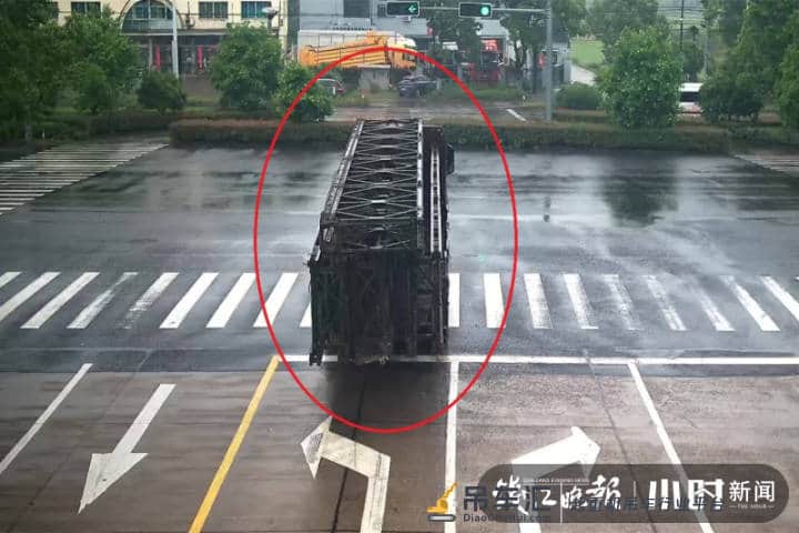 这个贼胆子有点大!光天化日之下,动用吊车货车盗窃建筑材料