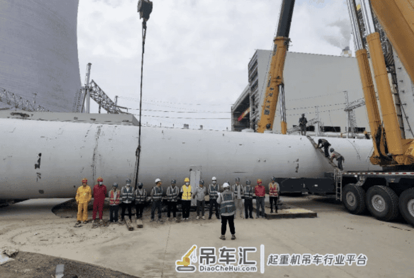 两台汽车吊协同作业，华润电力阜阳公司二期工程4号机组单体尺寸最大设备吊装就位