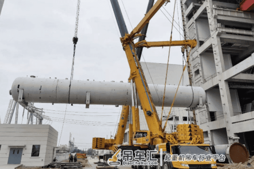 两台汽车吊协同作业,华润电力阜阳公司二期工程4号机组单体尺寸最大设备吊装就位