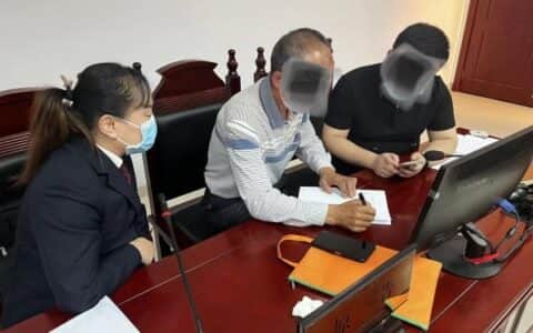 吊钩脱落砸中下面工人，检察院出面支持起诉帮助维权