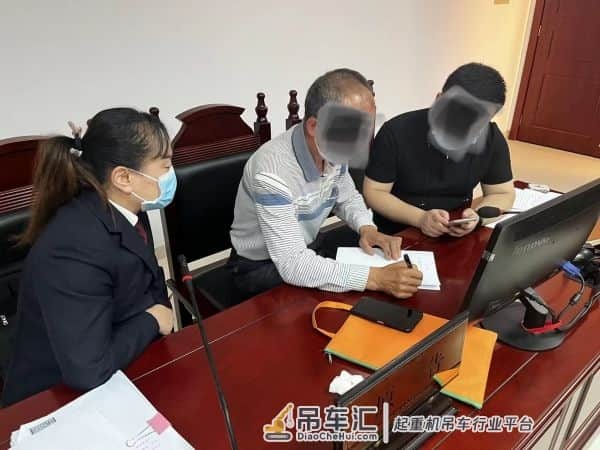 吊钩脱落砸中下面工人，检察院出面支持起诉帮助维权
