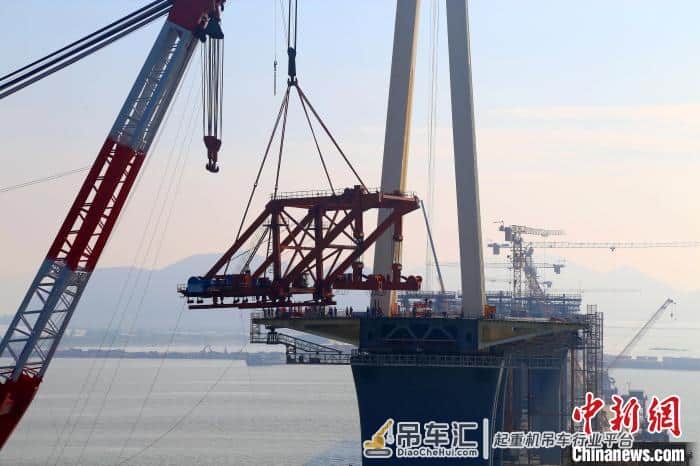 珠海金海大桥首台750吨架梁吊机整机成功转场