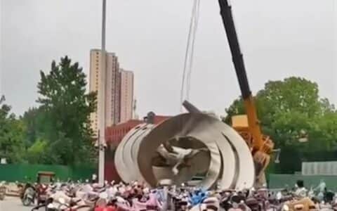 河南一吊车拆除雕塑时先后侧翻，砸到多辆电动车