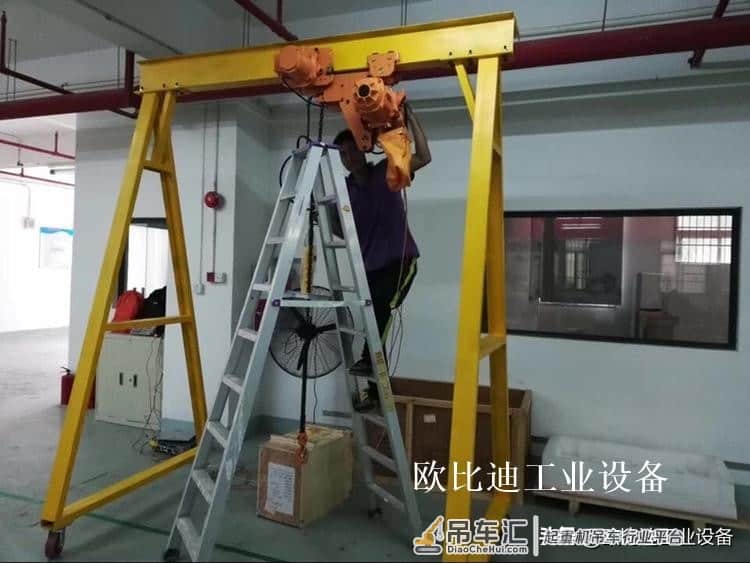 简易的轻型移动式龙门起重机