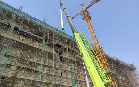 十七冶承建河南大学棉花实验楼42根圆钢柱吊装完成
