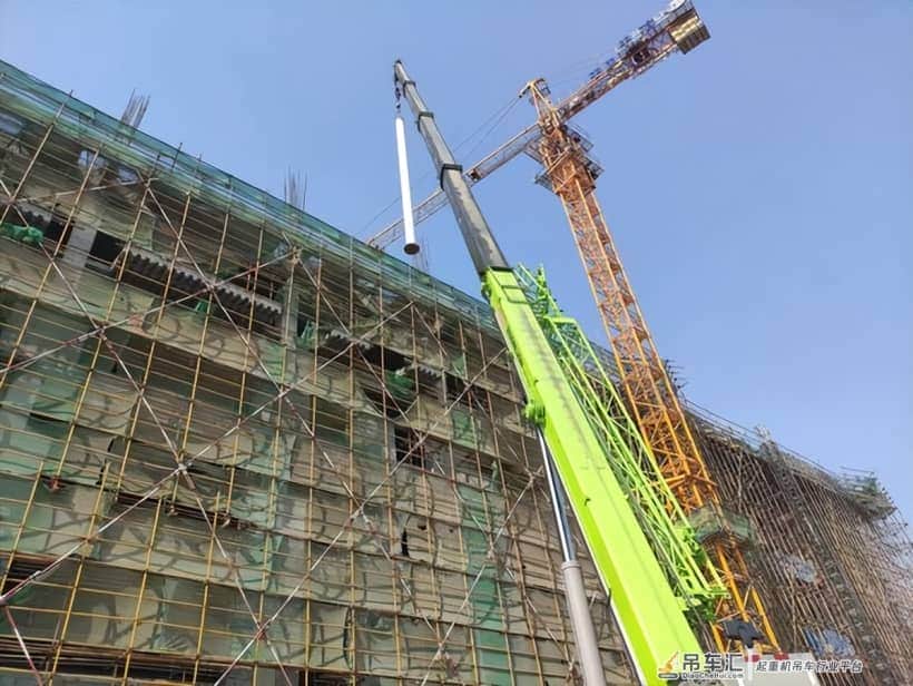 十七冶承建河南大学棉花实验楼42根圆钢柱吊装完成