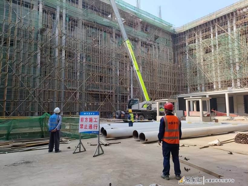 十七冶承建河南大学棉花实验楼42根圆钢柱吊装完成
