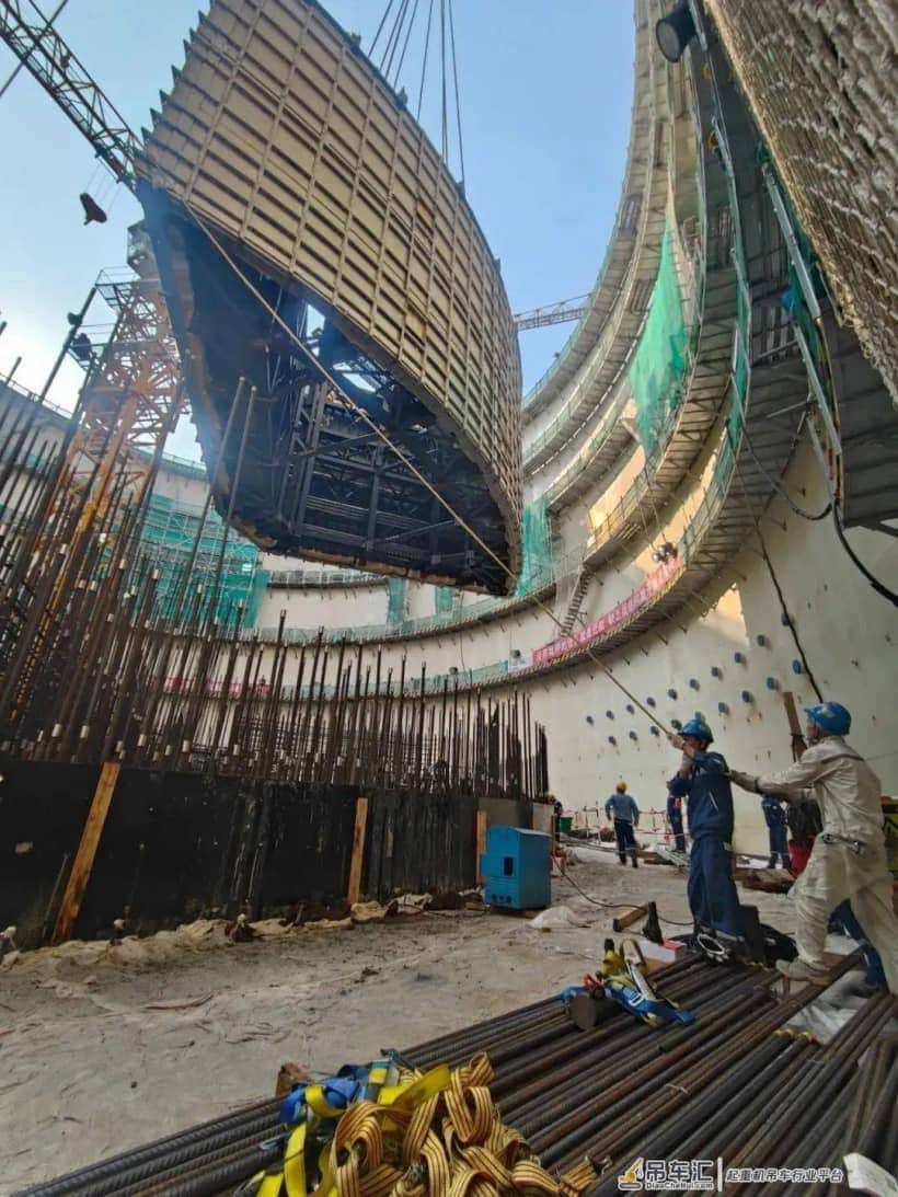 中联重科2000吨履带吊圆满完成昌江华龙一号3号机组非能动注水箱模块一吊装