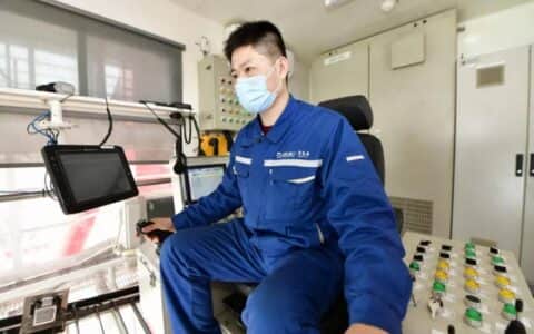 致敬劳动者｜“最美港航人”桥吊司机刘起一手绝活再摘荣誉