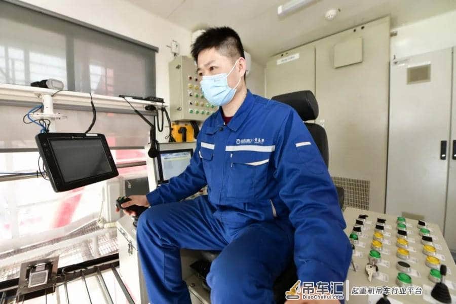 致敬劳动者｜“最美港航人”桥吊司机刘起一手绝活再摘荣誉