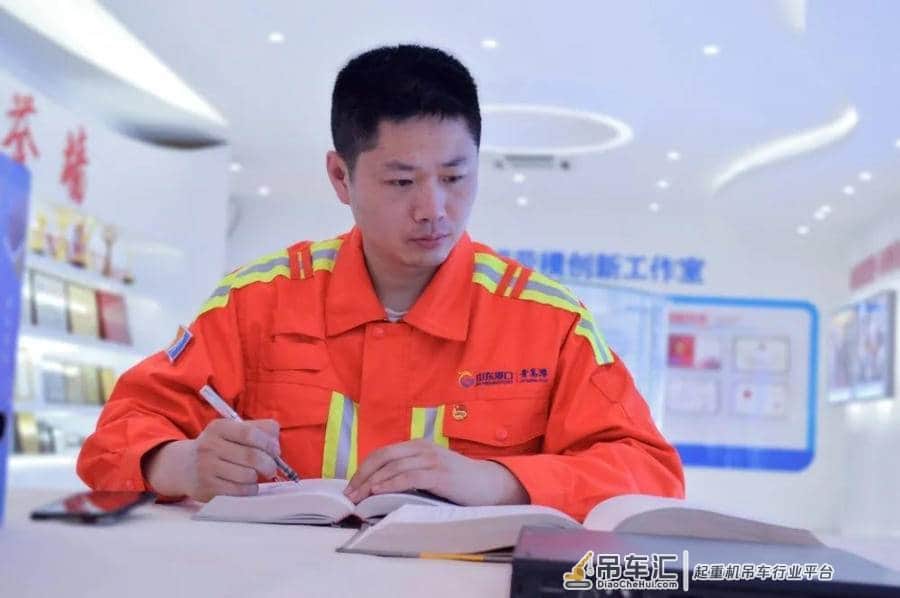 致敬劳动者|“最美港航人”桥吊司机刘起一手绝活再摘荣誉