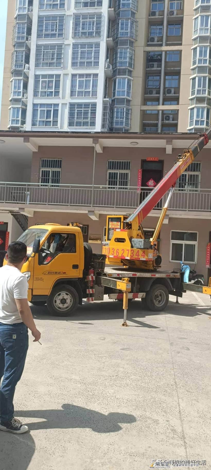这回老板下血本了,为治漏水动用了吊车