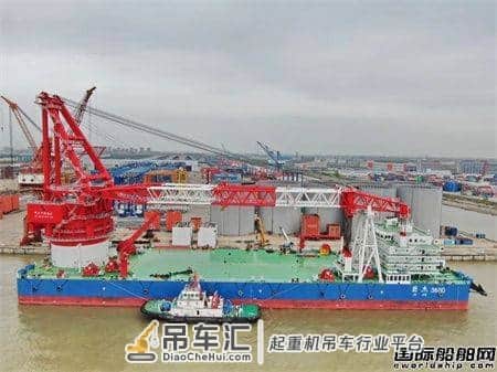 振华重工交付浙江巨杰3600吨滚轮式全回转起重机