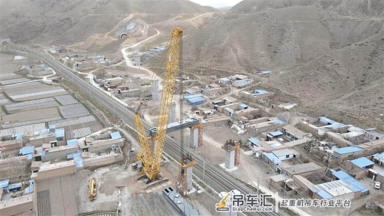兰张三四线上跨兰新铁路钢盖梁吊装施工结束