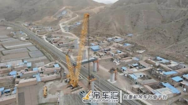 兰张三四线上跨兰新铁路钢盖梁吊装施工顺利结束