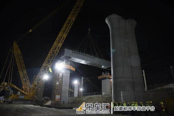 兰张三四线上跨兰新铁路钢盖梁吊装施工顺利结束