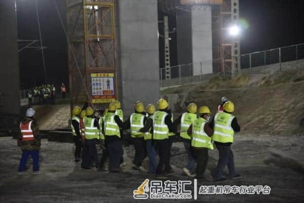 兰张三四线上跨兰新铁路钢盖梁吊装施工顺利结束
