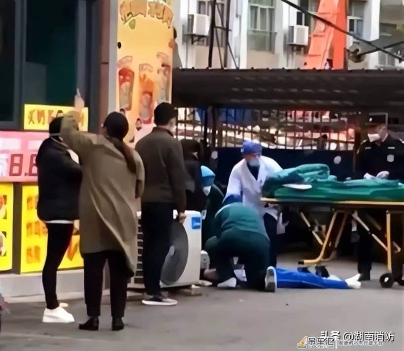 痛心!吊车倾覆砸中两名学生, 致一死一伤!