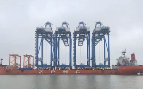 PMC4台岸桥2台珠海轮胎吊顺利发运珠海港和北海铁山港