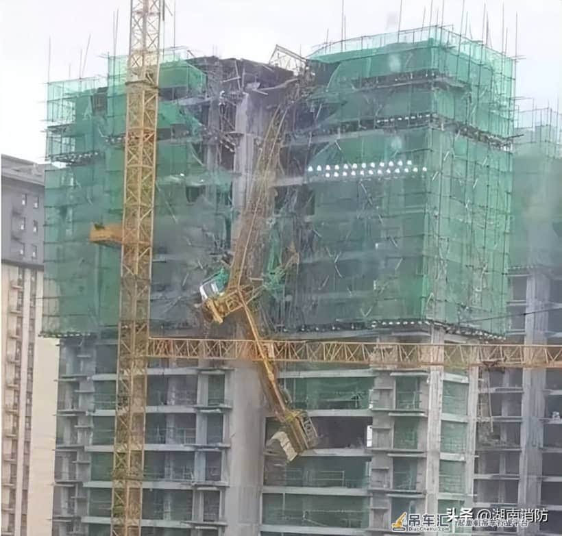 痛心!吊车倾覆砸中两名学生, 致一死一伤!