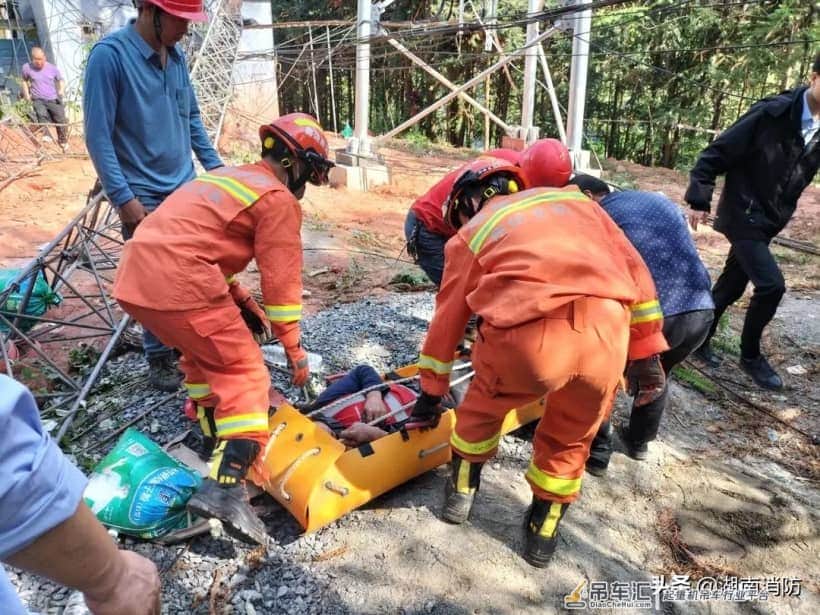 痛心!吊车倾覆砸中两名学生, 致一死一伤!
