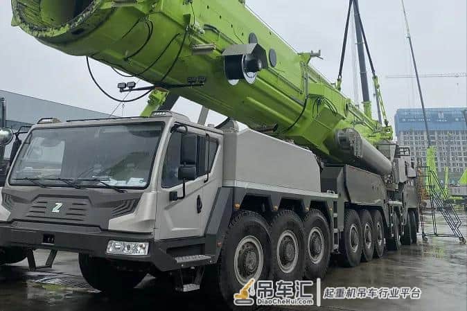 中国造出全球最大吨位全地面起重机