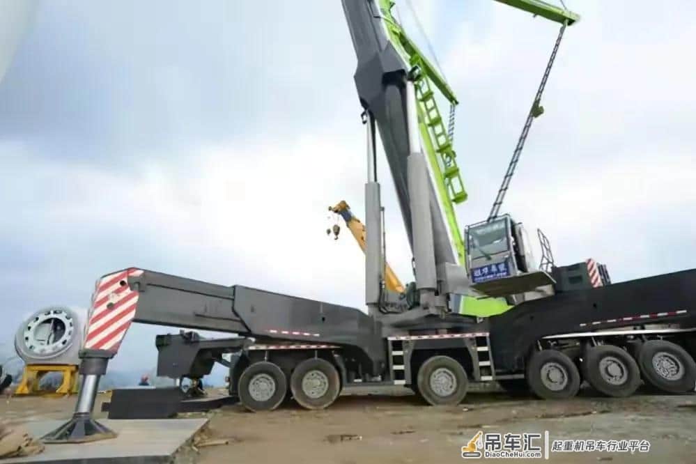 中国造出全球最大吨位全地面起重机