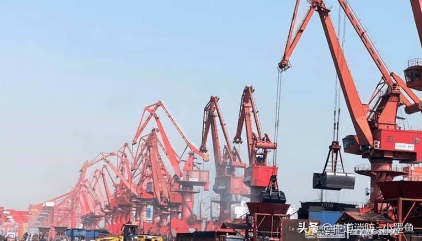 港口流机运输车正面吊发动机舱水基自动灭火装置的灭火应用