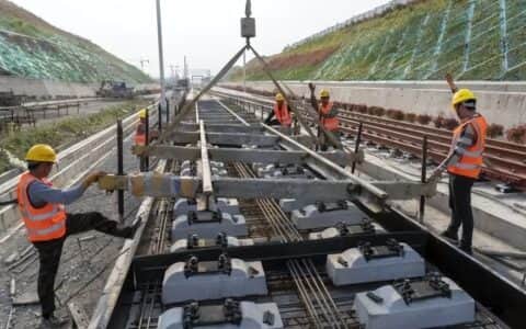 成华制造：悬臂吊在高铁建设中的重要作用