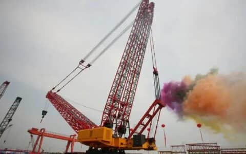 中国造世界最大履带式起重机，一次吊装上千吨，多国纷纷排队求购