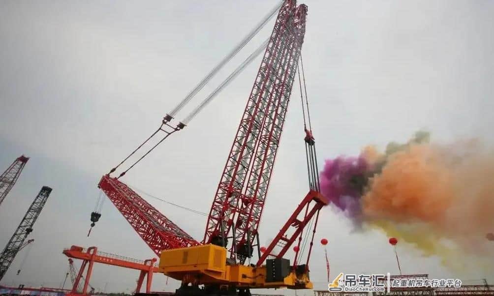 中国造世界最大履带式起重机,一次吊装上千吨,多国纷纷排队求购