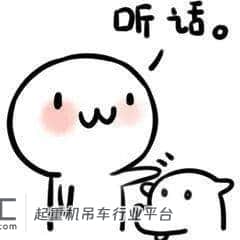 惊魂一幕！河南一吊车拆除巨型雕塑时突然侧翻，导致周边多辆电动车被砸！