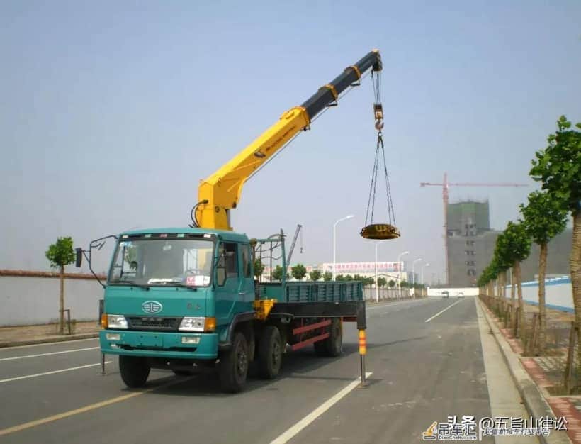 起重车作业时发生事故属于交强险赔偿范围，保险公司应当承担赔偿