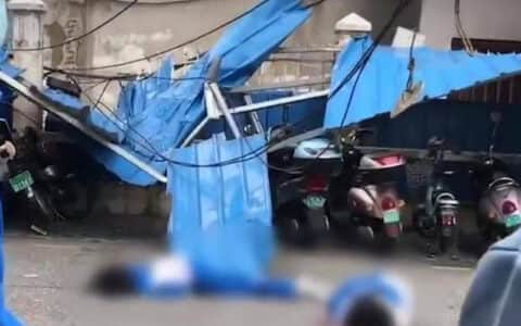 广西钦州一建筑工地发生吊车侧翻事故，造成两名学生一死一伤！