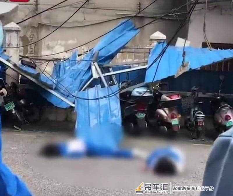 广西钦州一建筑工地发生吊车侧翻事故，造成两名学生一死一伤！
