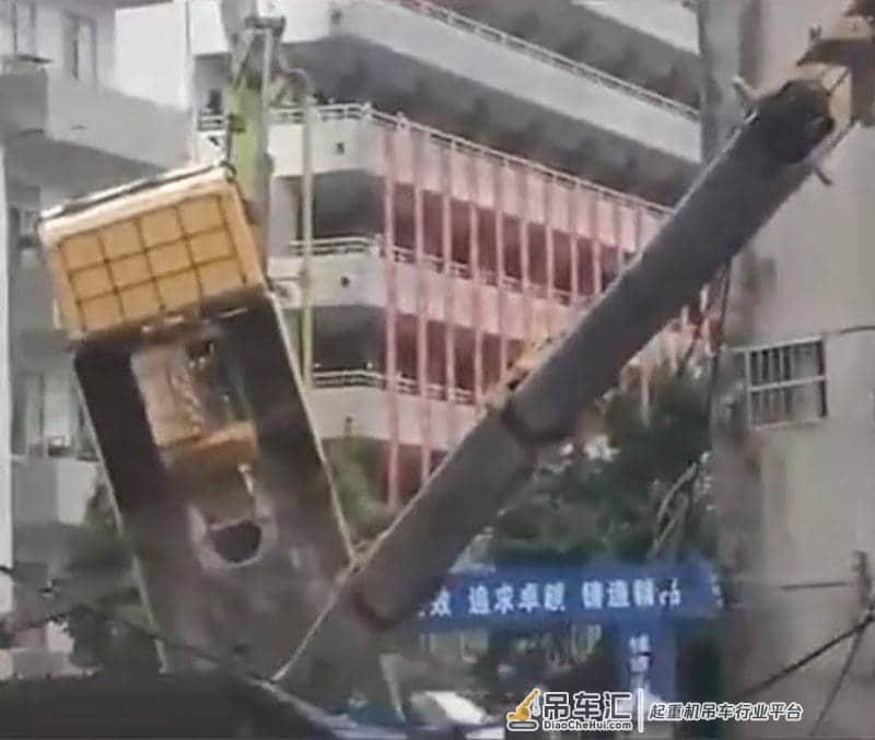 广西钦州一建筑工地发生吊车侧翻事故，造成两名学生一死一伤！