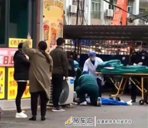痛心！吊车倾覆，2名学生1死1伤