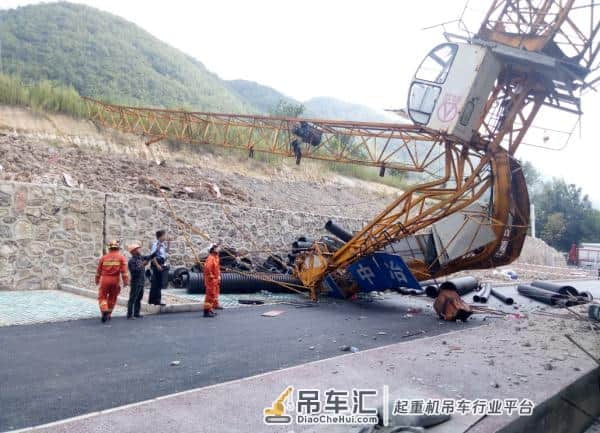 痛心!吊车倾覆,2名学生1死1伤