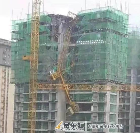 痛心!吊车倾覆,2名学生1死1伤