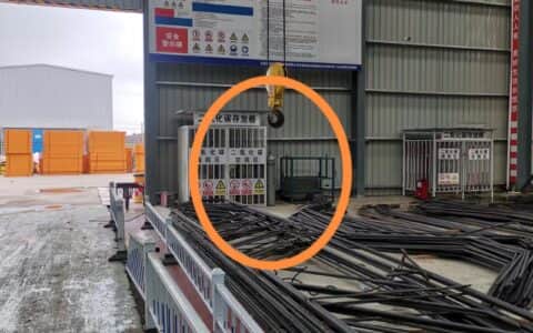 安全隐患识别——现场龙门吊停止作业后，吊钩停留位置高度不足