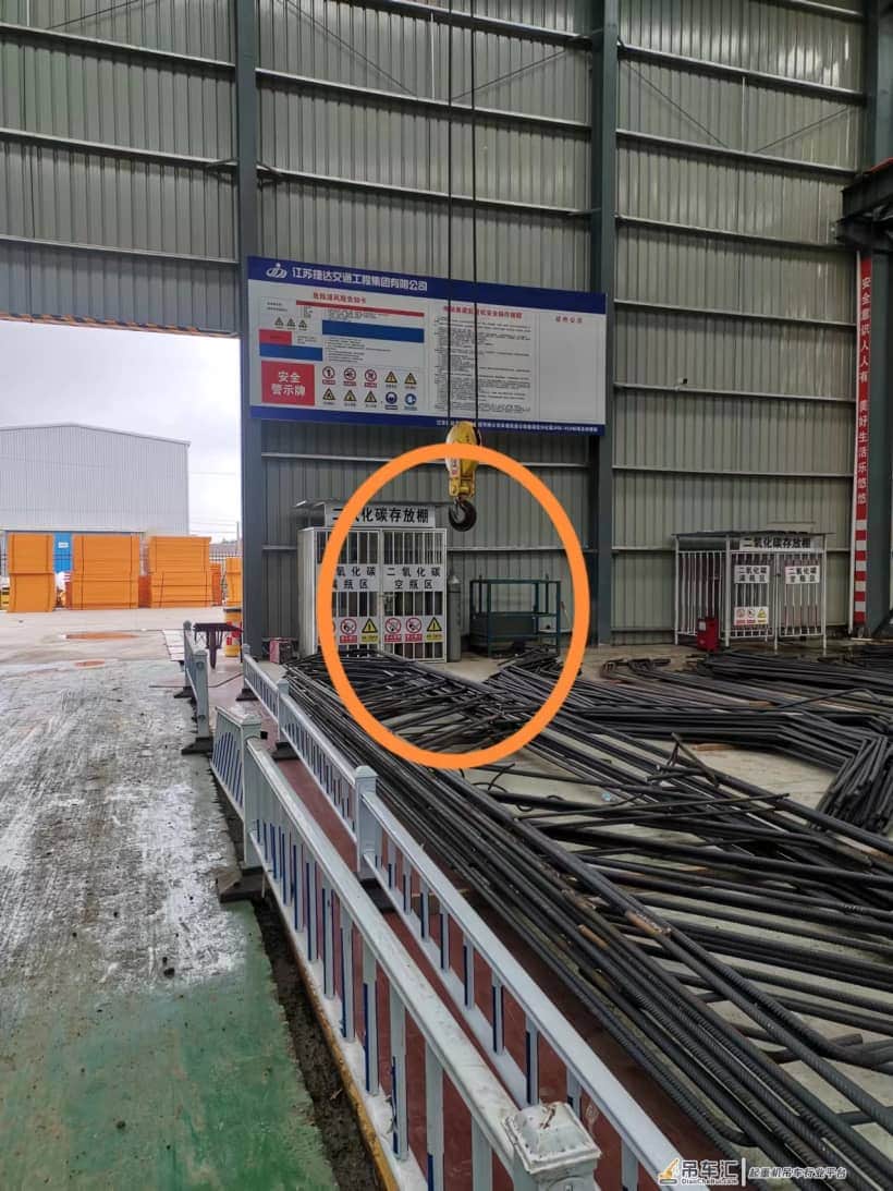 安全隐患识别——现场龙门吊停止作业后,吊钩停留位置高度不足