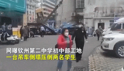 广西钦州一建筑工地发生吊车倾覆事故，致1死1伤！