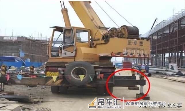 隐患分析—汽车吊系列3(支腿未全部伸出支腿中间下方增垫枕木 )
