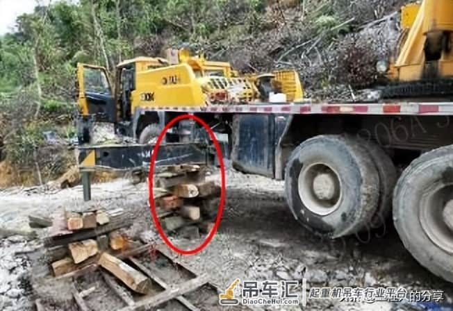 隐患分析—汽车吊系列3(支腿未全部伸出支腿中间下方增垫枕木 )