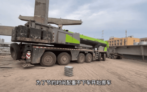 220吨吊车罢工“堵路”，轮胎压扁，油缸拉杆干爆了