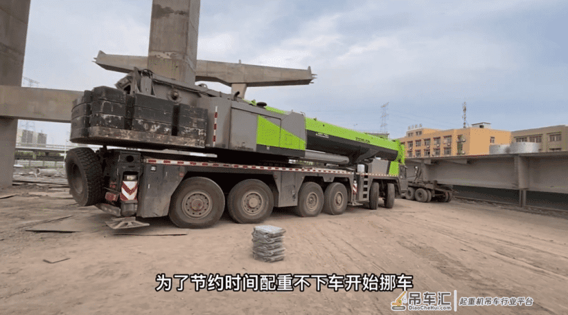 220吨吊车罢工“堵路”,轮胎压扁,油缸拉杆干爆了