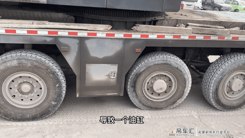 220吨吊车罢工“堵路”,轮胎压扁,油缸拉杆干爆了