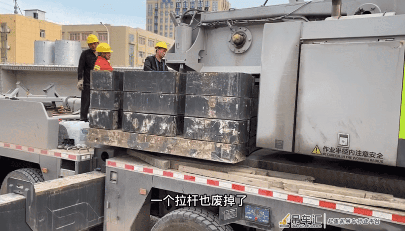 220吨吊车罢工“堵路”,轮胎压扁,油缸拉杆干爆了