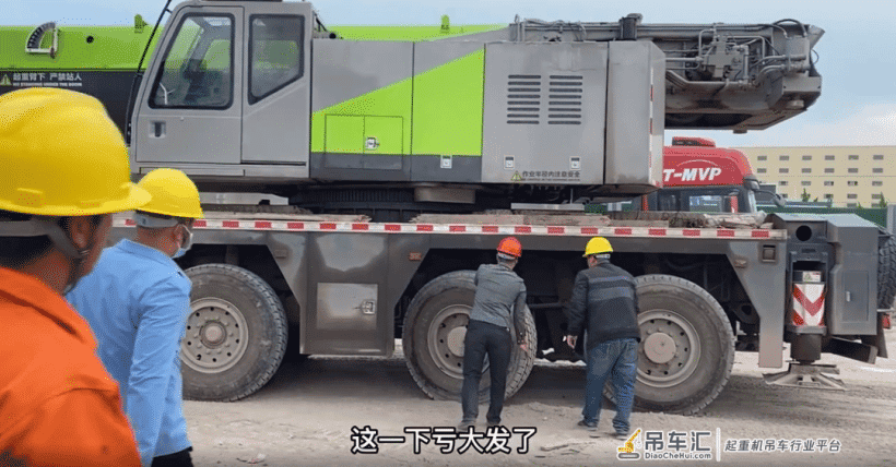 220吨吊车罢工“堵路”,轮胎压扁,油缸拉杆干爆了