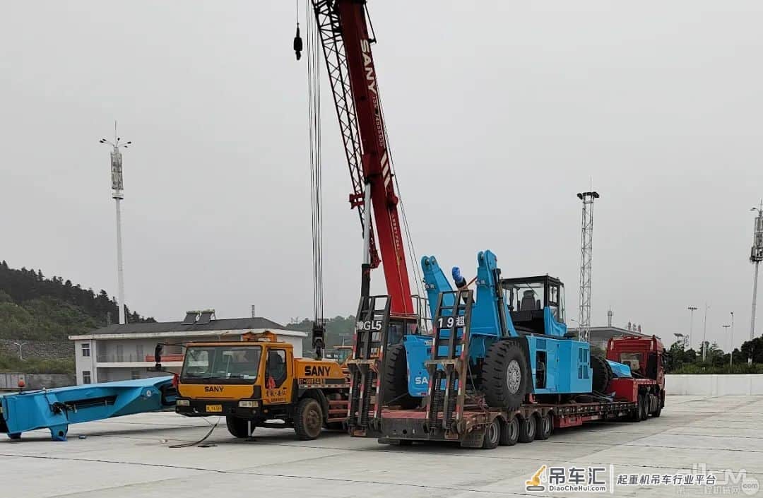 从“三一红”到“三一蓝”,三一全新VI电动正面吊在湖南投入使用